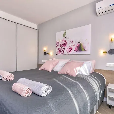 Rose One Bedroom Designer In Centre By Flat Mаnager Sofia