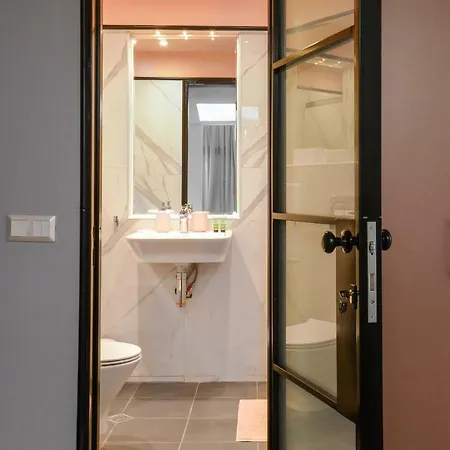 Rosé One Bedroom Designer In Centre *